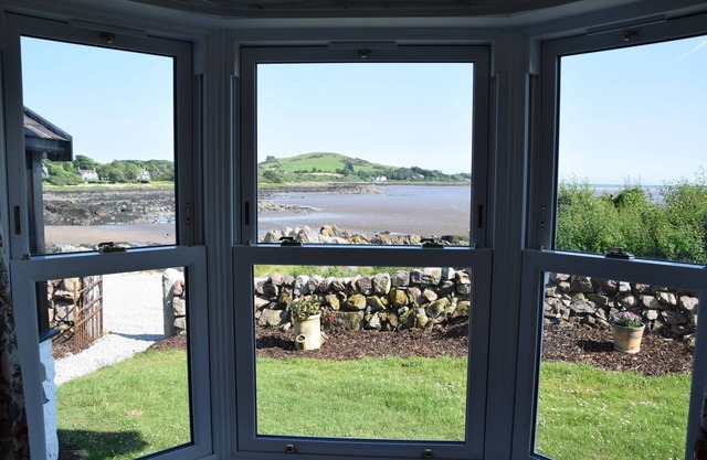 Munro Cottage - a cottage that sleeps 7 guests in 4 bedrooms