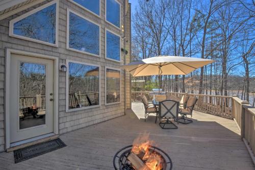 Murrayville Lakefront Cabin with Boat Slip and Grill!