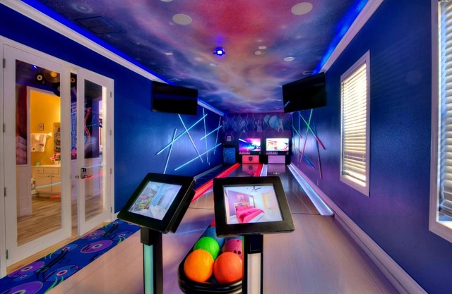 Music Bowling Villa sleeps 40 FREE early check in/late check out WHEN available
