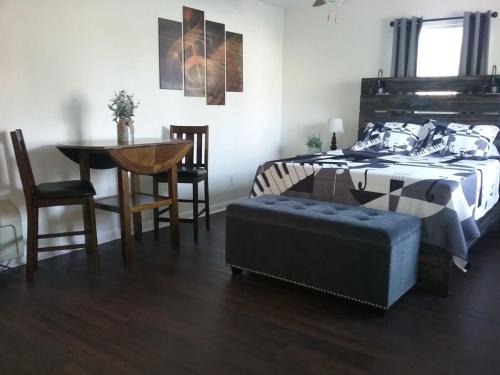 Music Studio Getaway, Close to Entertainment!
