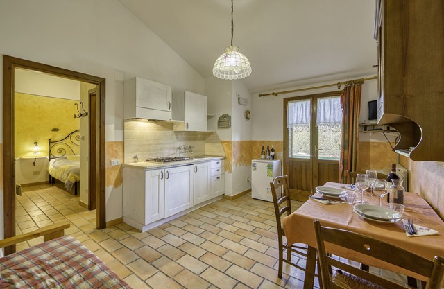 Mustard apt with shared pool, Castiglione del Lago, Italy