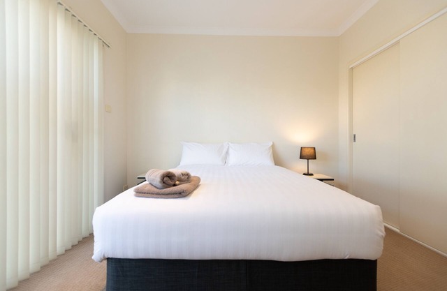 Muswellbrook Villa 2 - Spacious, Comfy, Full Amenities - Shared Garden and Pool