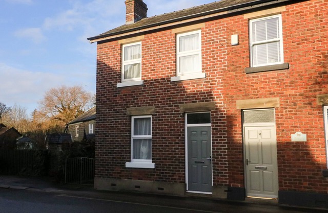 MYRTLE COTTAGE, with a garden in Garstang