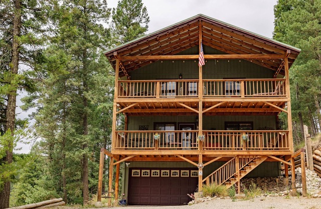 Mystic Forest Lodge, w/Superb Vistas & Media Room!
