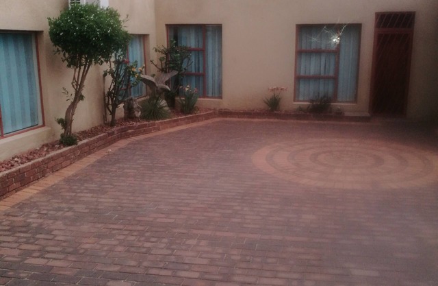 Naisar Apartments/Holiday Home in Johannesburg near O .R. Tambo Airport