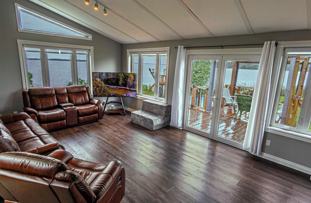 nALL-SEASON WATERFRONT COTTAGE AT LAKE SCUGOG, KAWARTHA LAKES, 1:15hr FROM GTA