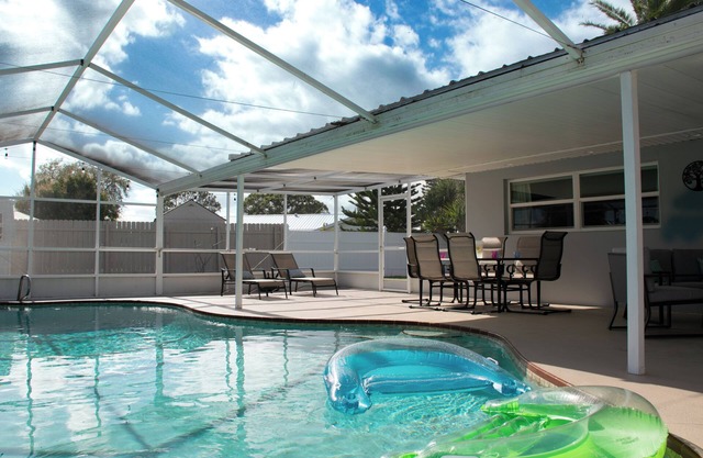 Namaste Getaway ☯ Heated Pool/Private Yard -17 mins to the beach!