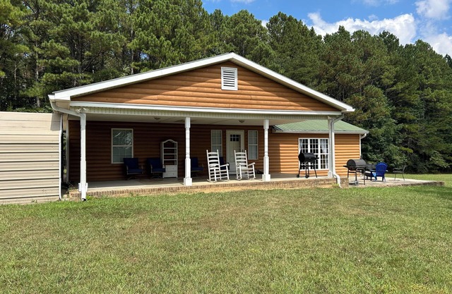 Nana's Cabin- Secluded, Beautiful, on a Stocked Pond!