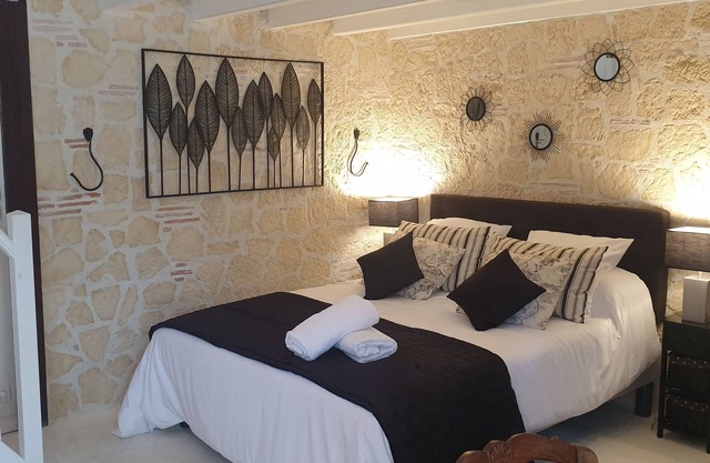 Naomie" family guest room and swimming pool