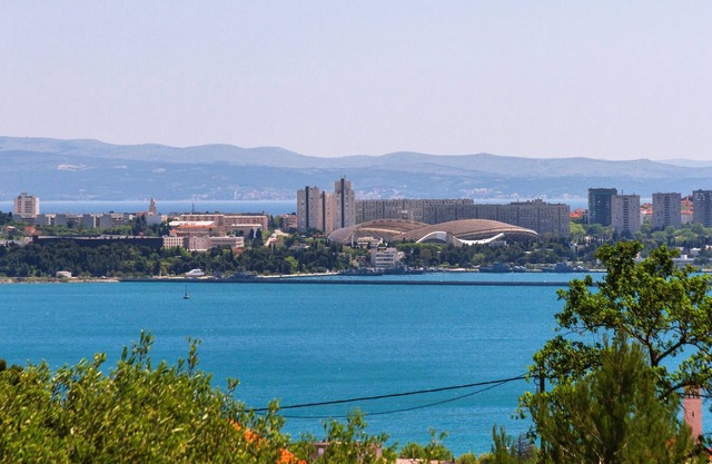 Native Birds singing from Inviting and well Connected SeaView Apartment to Split