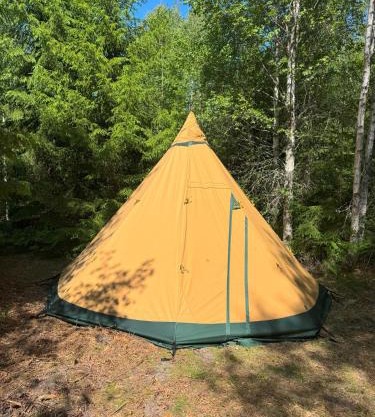 Natur pur im Tipi -Dein Rückzugsort in Schwedens Wildnis