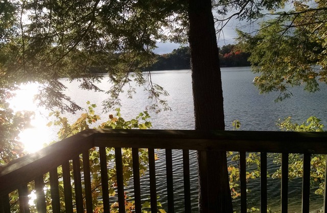 Natural Setting on Quiet Lake 1 hour from Portland, Newly installed internet