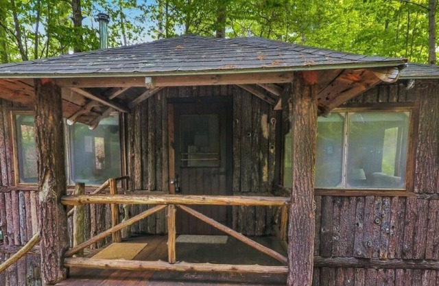 Nature Lovers' Paradise: A Rustic 1BR Cabin w/ shared access to Lovejoy Pond