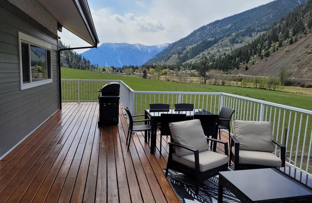 Nature Retreat Massive House - Hot Tub & Acreage. Lots of Wildlife on ranch.