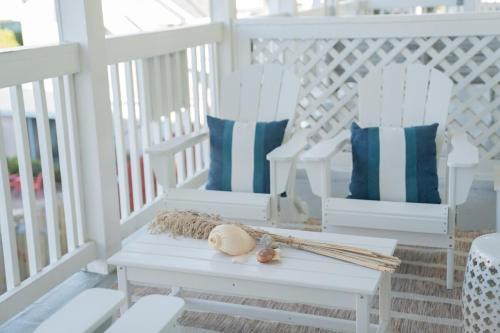Nautical Nest 2 Bed 2 Bath Condo Walk to Beach