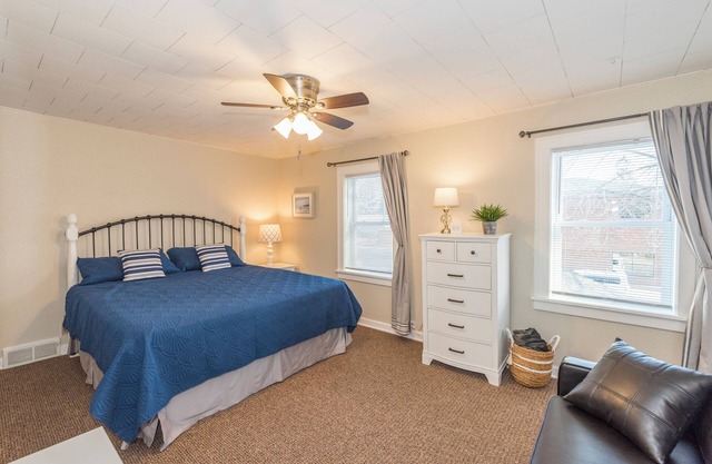 NAUTICAL NOOK - Terrific 2-bedroom apartment with AC in charming Crosby