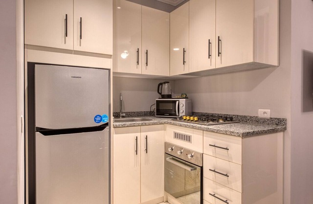 Navy Nest 2BR Apt, Lotus, By Travelholic