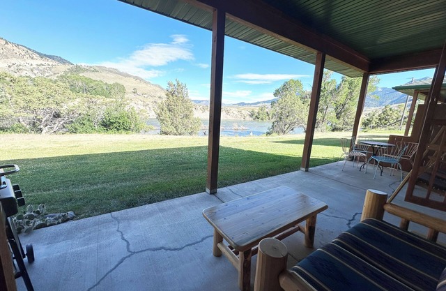 nCharming Riverside Cabin on Yellowstone River - 2 Bedrooms & 2 Bathrooms, Relax