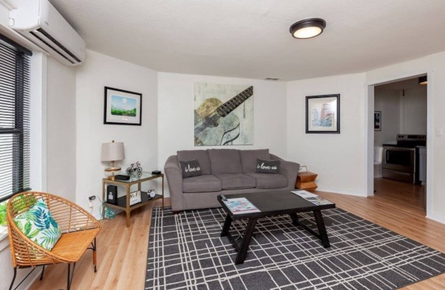 Near Downtown ~ 2BDR & Fun Backyard ~ Pet Friendly