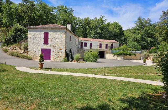 Near Floressas the completely renovated old watermill Le Roussenq-Moulin Neuf