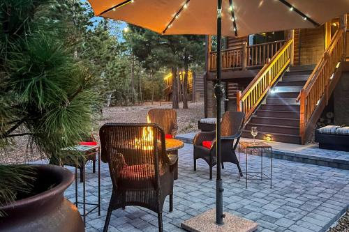 Near Golf and Hikes Torreon Cabin with Furnished Deck