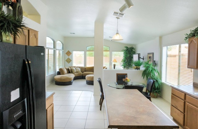 Near Great Shopping & Dining! Pool Table & Games!
