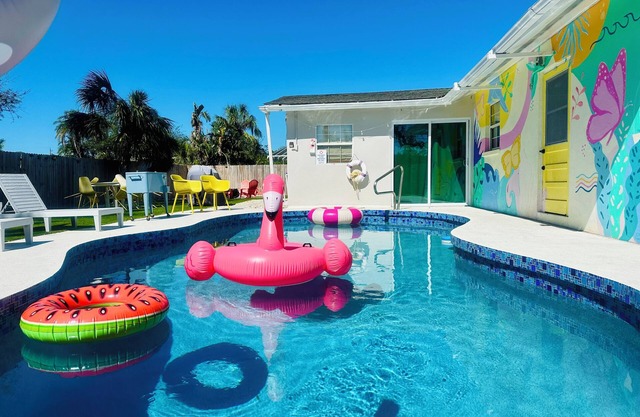 Near IMG! Free Heated Pool, Fire Pit, Golf, BBQ, Arcade Games!