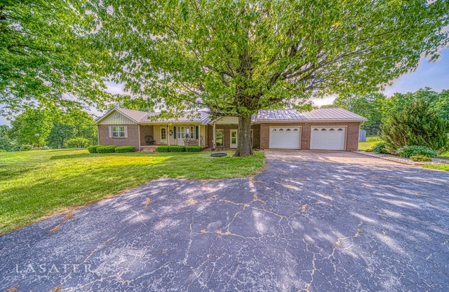 Near it ALL! Huge farmhouse sleeps 8, 5 mins to Buffalo River, Climbing, Hiking