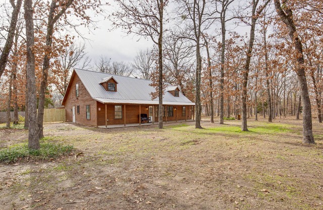 Near Lake Fork: Home w/Fire Pit in Yantis!