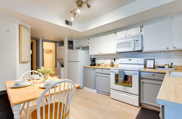 Near Light Rail: Convenient & Cozy Aurora Townhome