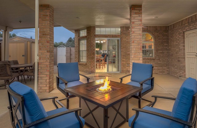 Near Petroglyph National Park, Great dining, golf course 5 min, Hiking trails
