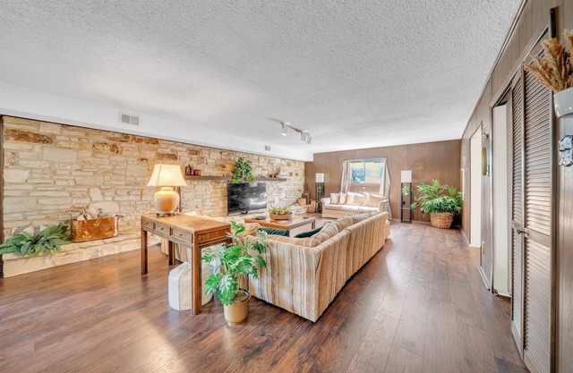 Near Randolph AFB | Pool | Grill | Sleeps 16