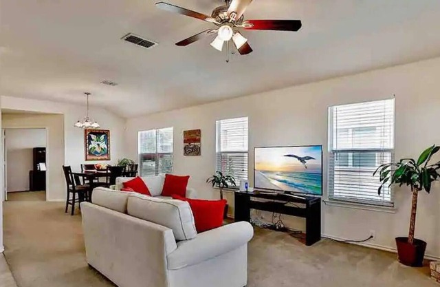 Near San Antonio and San Marcos. Pool Access