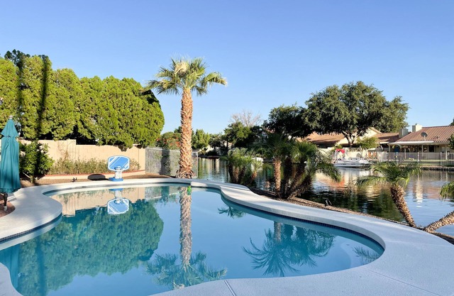 Near State Farm, Spring Training, NASCAR and more-Lakefront with Private Pool!