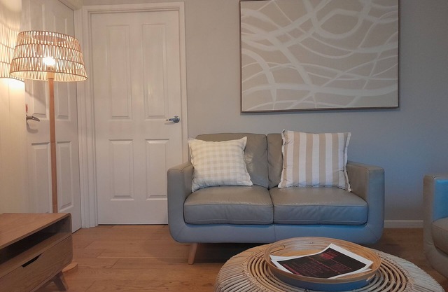 Near Surfers, walk to cafe's, restaurants, & dog beach. Dog friendly!