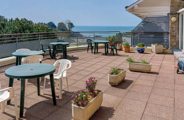Near the wide sandy beach of Kerfany les Pins welcomes you this compact apartment.