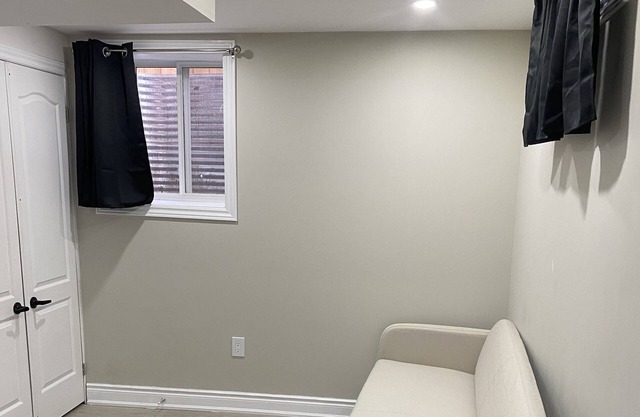 Near to QEW and 20 min drive from downtown Toronto. Near to park and beaches.