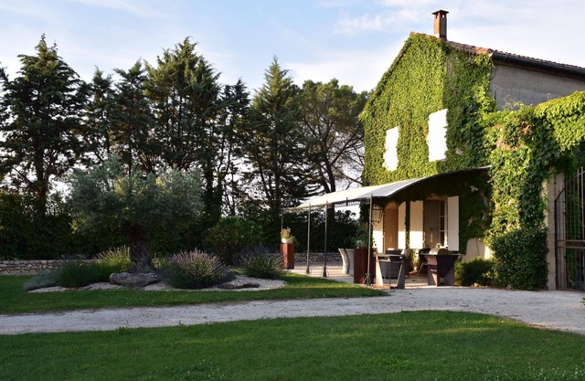 Near Uzes Mas of character entirely restored on a plot of 3000m2