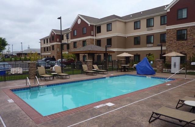 Near WKU campus | Free Breakfast Buffet, Pool & Gym Access