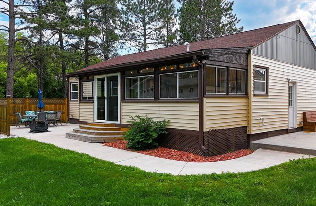 Neighbor Home Close to Everything | Bucky's Haven