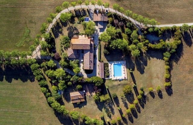 NERBONA Tuscan country house for exclusive use between Siena and Florence