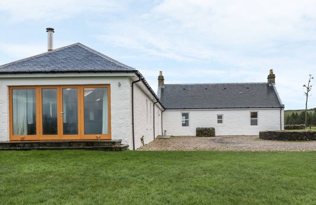 NETHER STRAVANNAN NORTH, pet friendly in Rothesay, Isle Of Bute