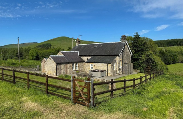 NETHERRAW, pet friendly, character holiday cottage in Newcastleton