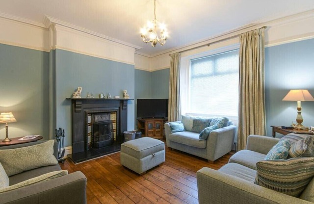 NETTIE'S VIEW, pet friendly, country holiday cottage in Amble