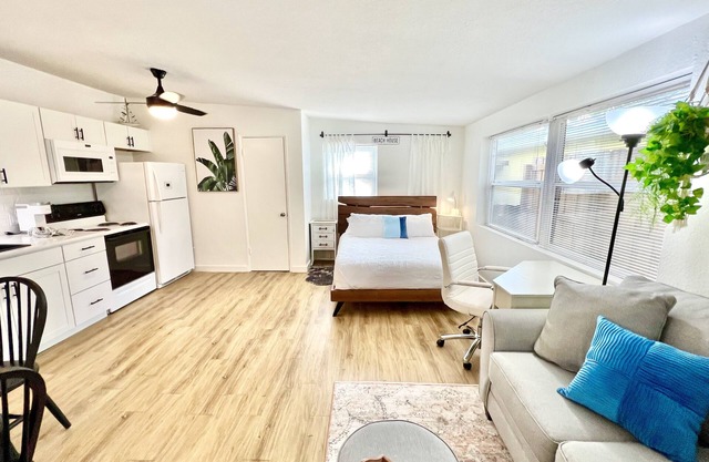 NEW! 1-blk to Waterfront, Sunsets, Bike Path. Tri-plex Studio Apartment