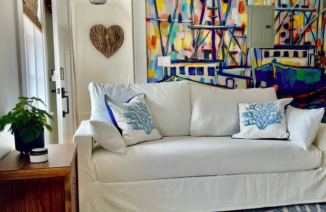 NEW 2 Bed w AC, Excellent Location Downtown MHD by Harbor, Sleeps 6 parking