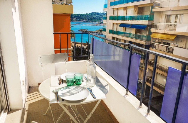 New 2 bedroom/2 bathroom apartment by the beach 🏖️with garage and A/C