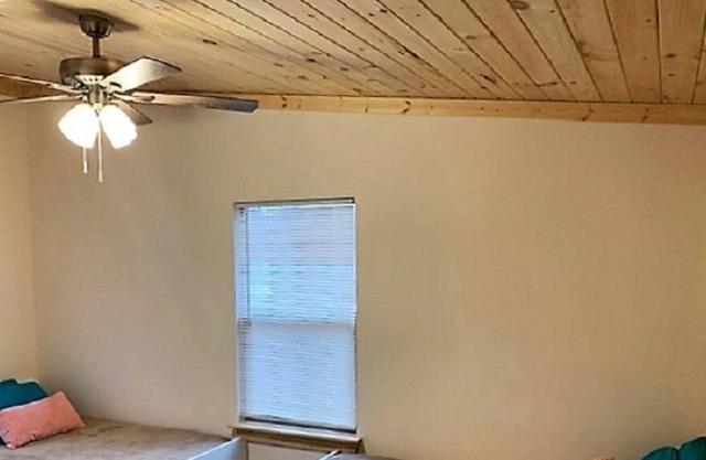 NEW!! 2 bedroom cabin located in Denison, TX!