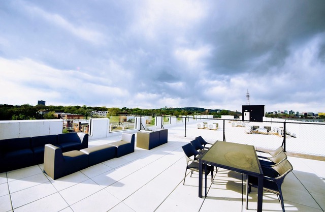 New*2 Br*King and Queen* 1gbps Wi-Fi*private patio