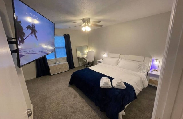 NEW! 2 King Beds, 86" RokuTV, LED Headrests & Grill